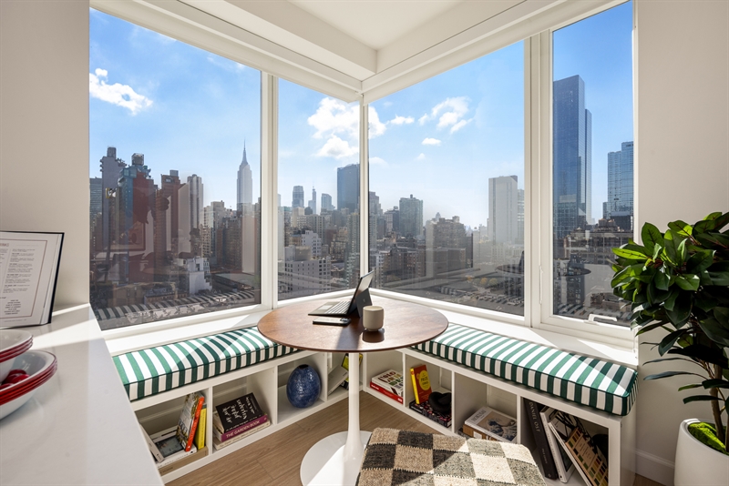 Exquisitely appointed residences with abundant natural light and dramatic views of the Manhattan skyline, the Hudson River, and New York City icons.